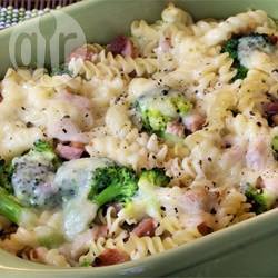 Pasta ovenschotel met broccoli, ham en kaassaus recept