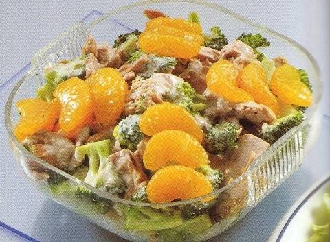 Een broccoli tonijnsalade met mandarijnpartjes en kaas recept ...