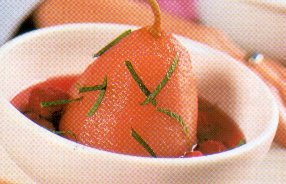 Gepocheerde peren in een risoop van frambozen met vanille ...