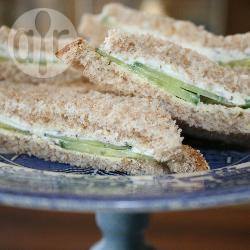High tea sandwich met komkommer, munt en roomkaas recept ...