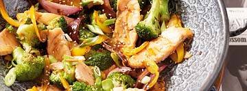 Zalmroerbak met broccoli en paprika recept