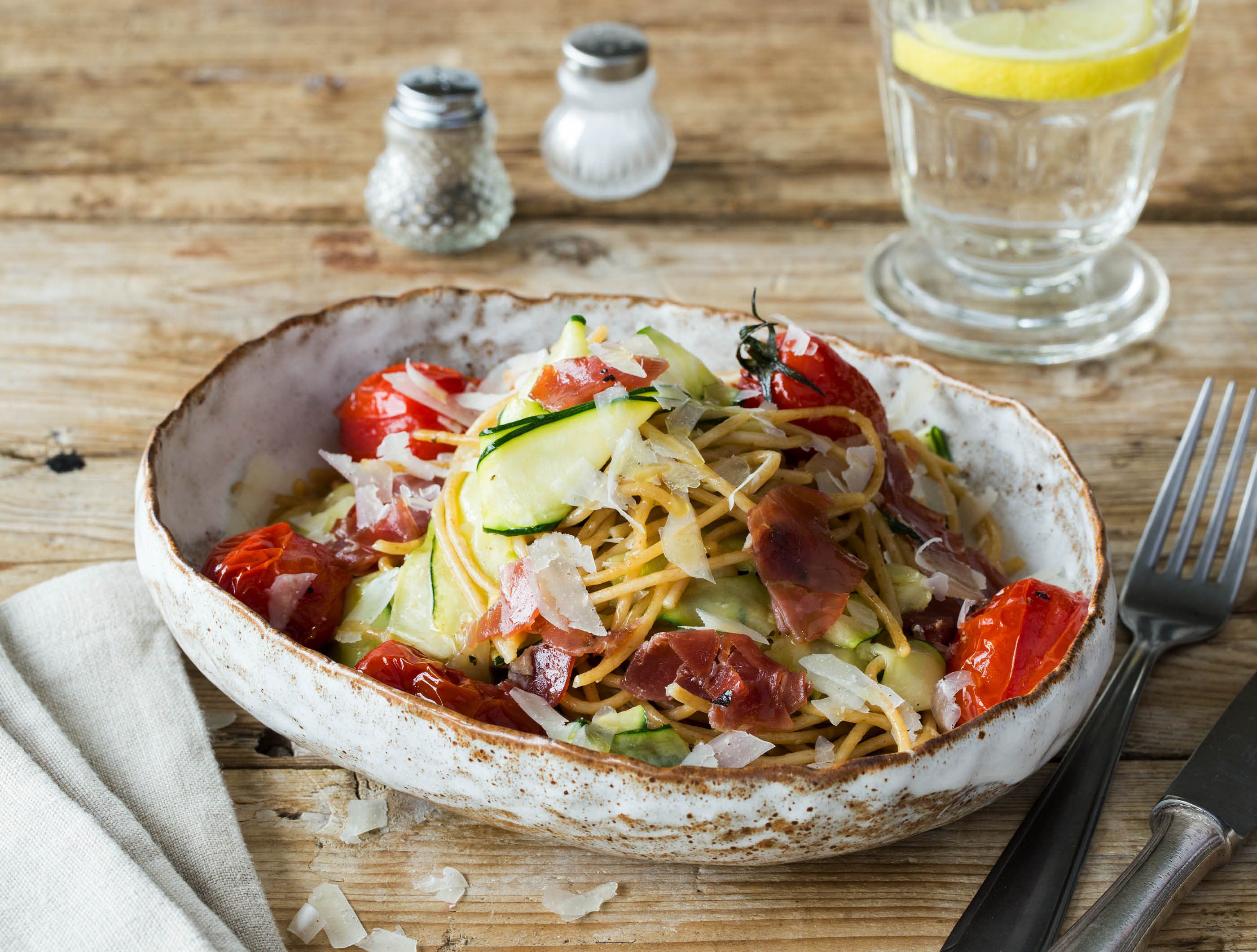 Spaghetti met serranoham, courgettelinten en romatrostomaten uit ...