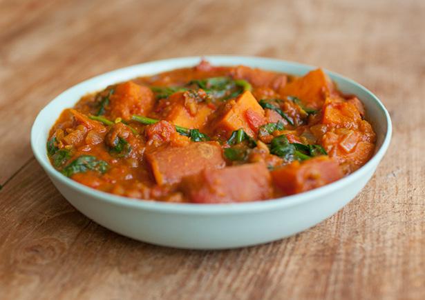 Zoete aardappel-dahl met warm naanbrood recept