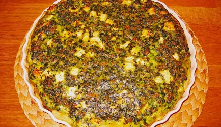 Romige griekse spinazie-gehakt-feta quiche recept