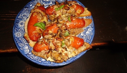 Kaasworst broodjes met kaassaus-champignon topping recept ...