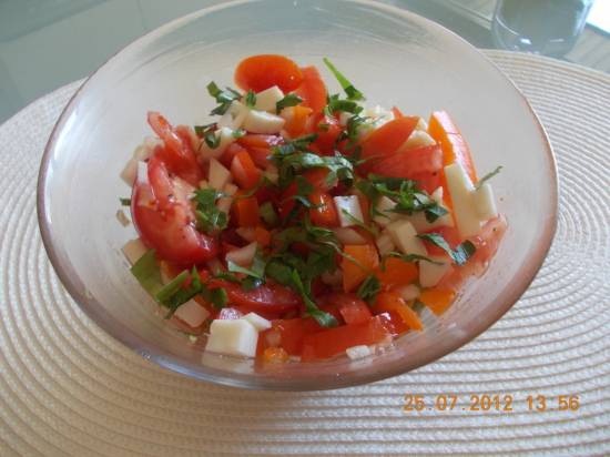 Tomaten-paprikasalade met geitenkaas recept