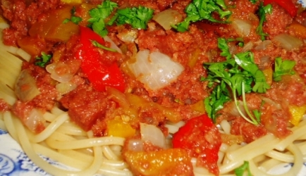 Spaghetti met corned beef saus recept