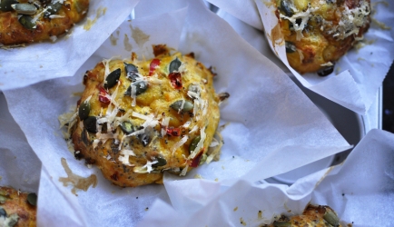Super food pompoenmuffins met parmezaanse kaas en chili ...