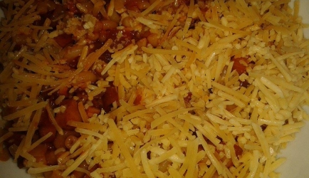 Kruidige macaroni met roerbakgroente en ham recept