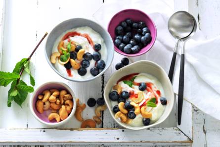 Griekse yoghurt met cashewnoten, blauwe bessen en aardbeienswirl