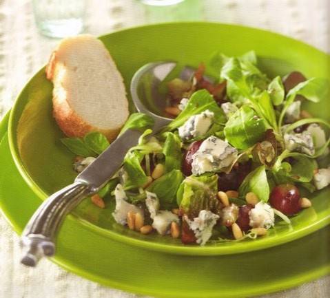 Gorgonzola salade met blauwe druiven en pijnboompitjes recept ...