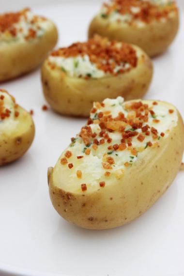 Recept 'nieuwe aardappeltjes met zure room en tuinkruiden'