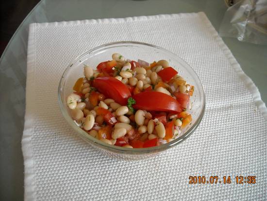 Salade van witte bonen, paprika, ui en tomaat recept