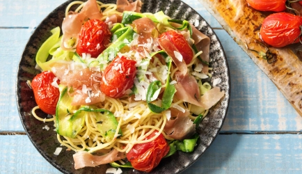 Spaghetti met serranoham en courgettelinten recept