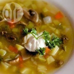 Russische rassolnik soep met champignons recept