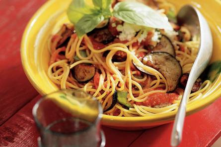 Spaghetti met aubergine-tomatensaus