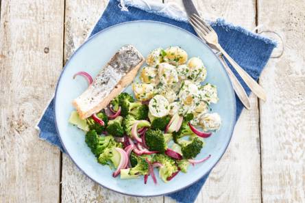 Zalm met romige aardappelsalade en broccoli