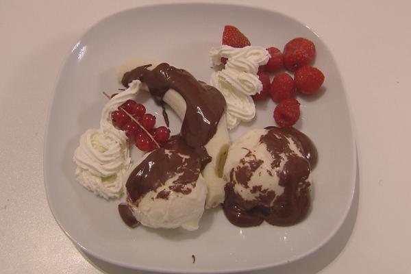 Vanille-ijs met chocoladesaus, rood fruit en banaan