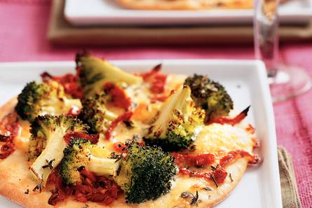 Pizza met mozzarella en broccoli