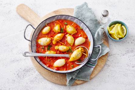 Gevulde inktvis met halloumi in pittige tomaten-paprikasaus ...