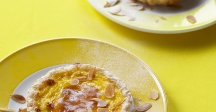 Bladerdeegtaartje met gebakken custard en abrikozenjam recept ...