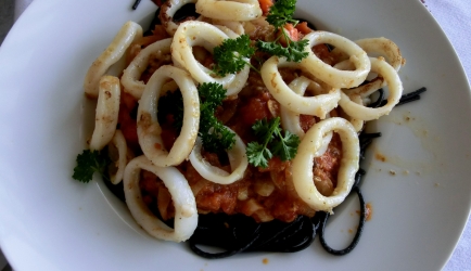 Black to black pasta calamaris recept