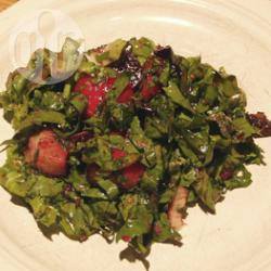 Salade met krulandijvie en rode bieten recept