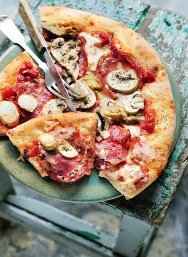 Recept 'pizza met salami, artisjok en champignons'