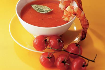 Tomatensoep met garnalen en geroosterde trostomaatjes