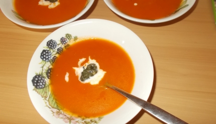 Pittig gekruide wortel-tomatensoep met sherry&comma ...