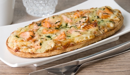 Pizza carbonara met zalm recept