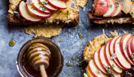 Salted honey apple and cheese toast recept