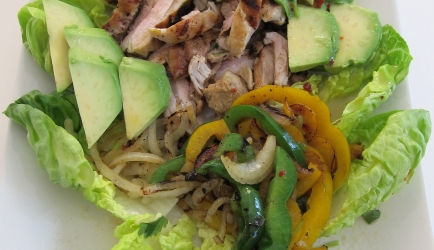 Fajita salade met gegrilde limoenkip recept