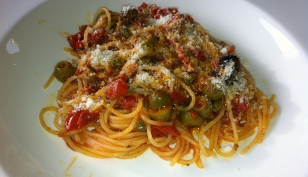 Spaghetti met olijven en kappertjes. recept