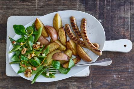 Gegrilde biologische chipolata met frisse appel-snijbonensalade ...