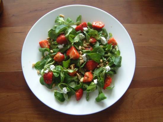 Salade met gemarineerde aardbeien en geitenkaas recept ...