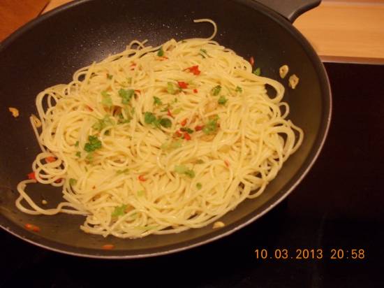 Spaghetti aglio e olio ( met knoflook, pepers en olijfolie) recept ...
