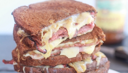 Hot pastrami grilled onion and cheese sandwich recept