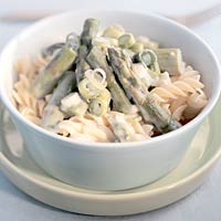 Pasta met groene asperges in kaassaus recept