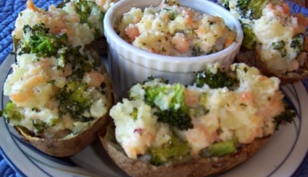 Met broccoli en garnalen gevulde aardappels recept