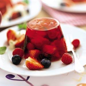Puddinkjes van aardbeien en limoenroom recept