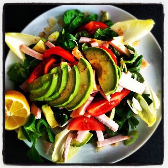 Salade van gerookte kip en avocado recept
