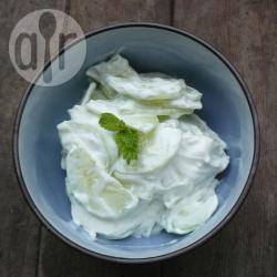 Turkse komkommersalade met yoghurtdressing (cacik) recept ...