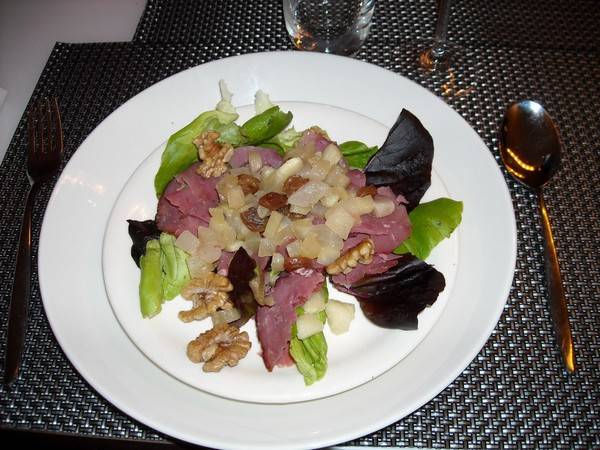 Salade met reeham of rauwe ham en appel-rozijnen-dressing ...