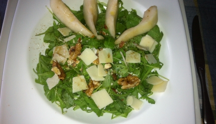 Salade van rucola, peer, grana padano en noten. (insalata di ...