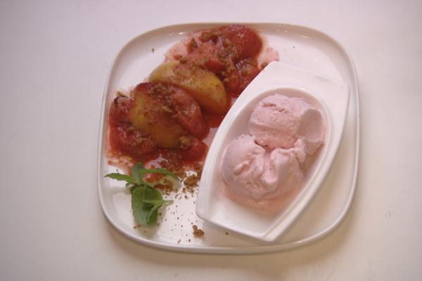 Warm fruit met yoghurt-ijs