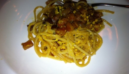Spaghetti alla carbonara. (spaghetti alla carbonara)