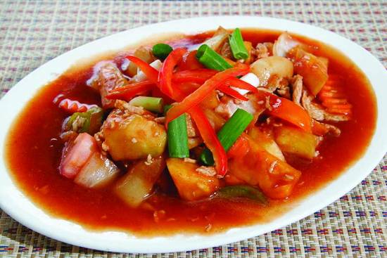 Chinese fruitige zoet-zure saus met knapperig gefrituurde ki ...