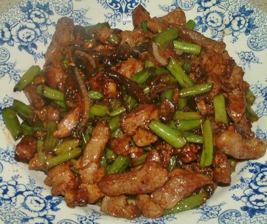 Chinees roerbak varkensvlees met sperziebonen en champignons