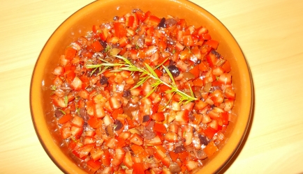 Bruschettadip van tomaten olijven knoflook en kruiden. lekker bbq